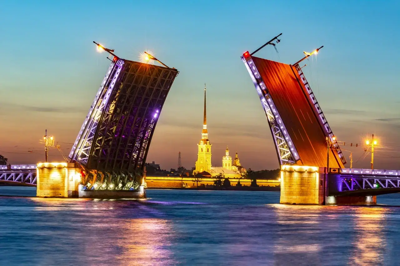 Ночной дискоход. Главная танцплощадка Невы под разводными мостами!