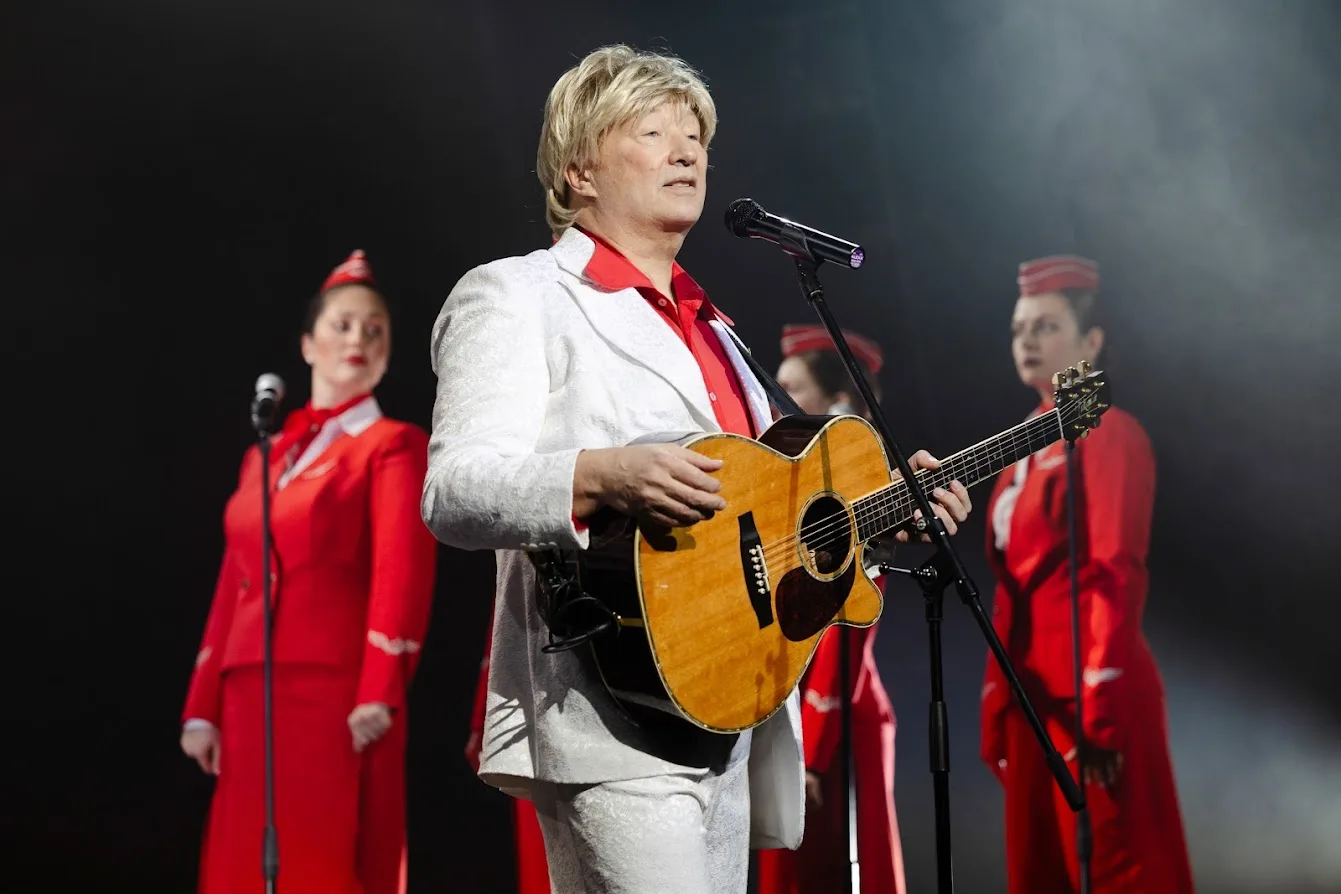 Конопатая девчонка!