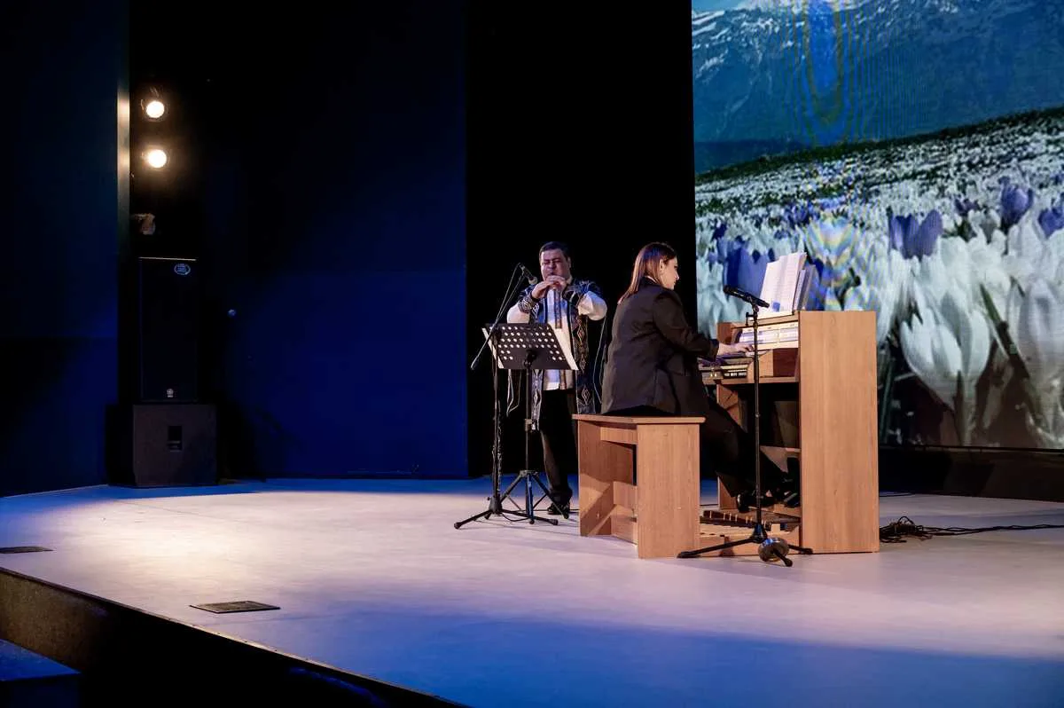 Голос дудука и орган