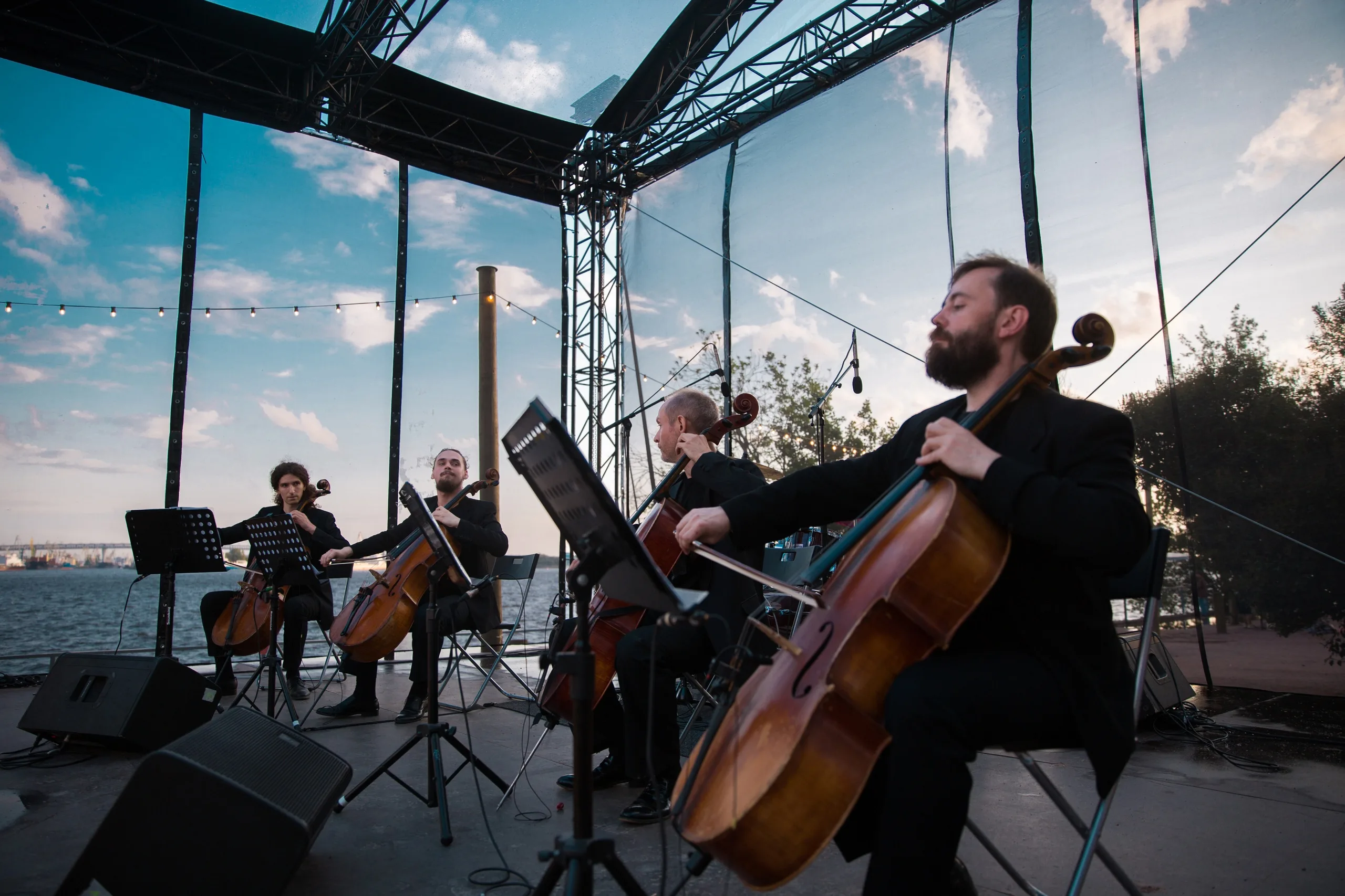 Концерт у моря. Мировые рок-хиты на виолончелях