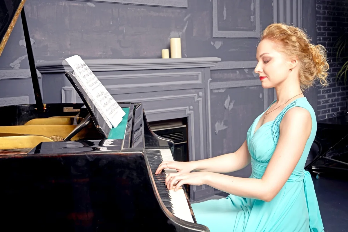 Салон с историей: Нувеллистъ № 9. СМИ 19 века: Бумажная машина времени