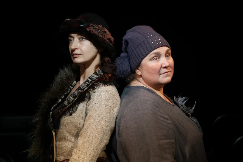 Две дамочки в сторону севера