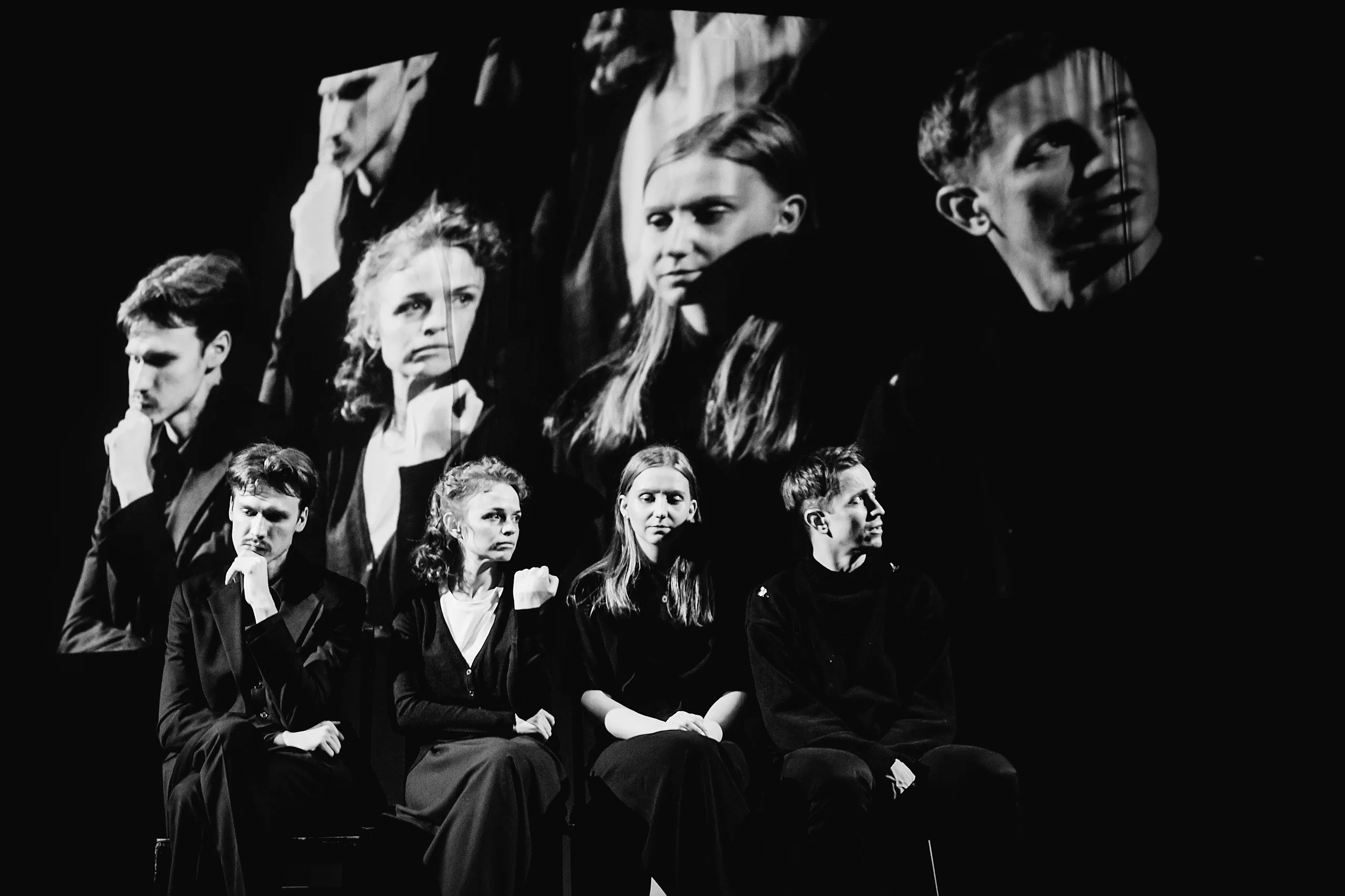 Лицо сестры в сиянии стекла