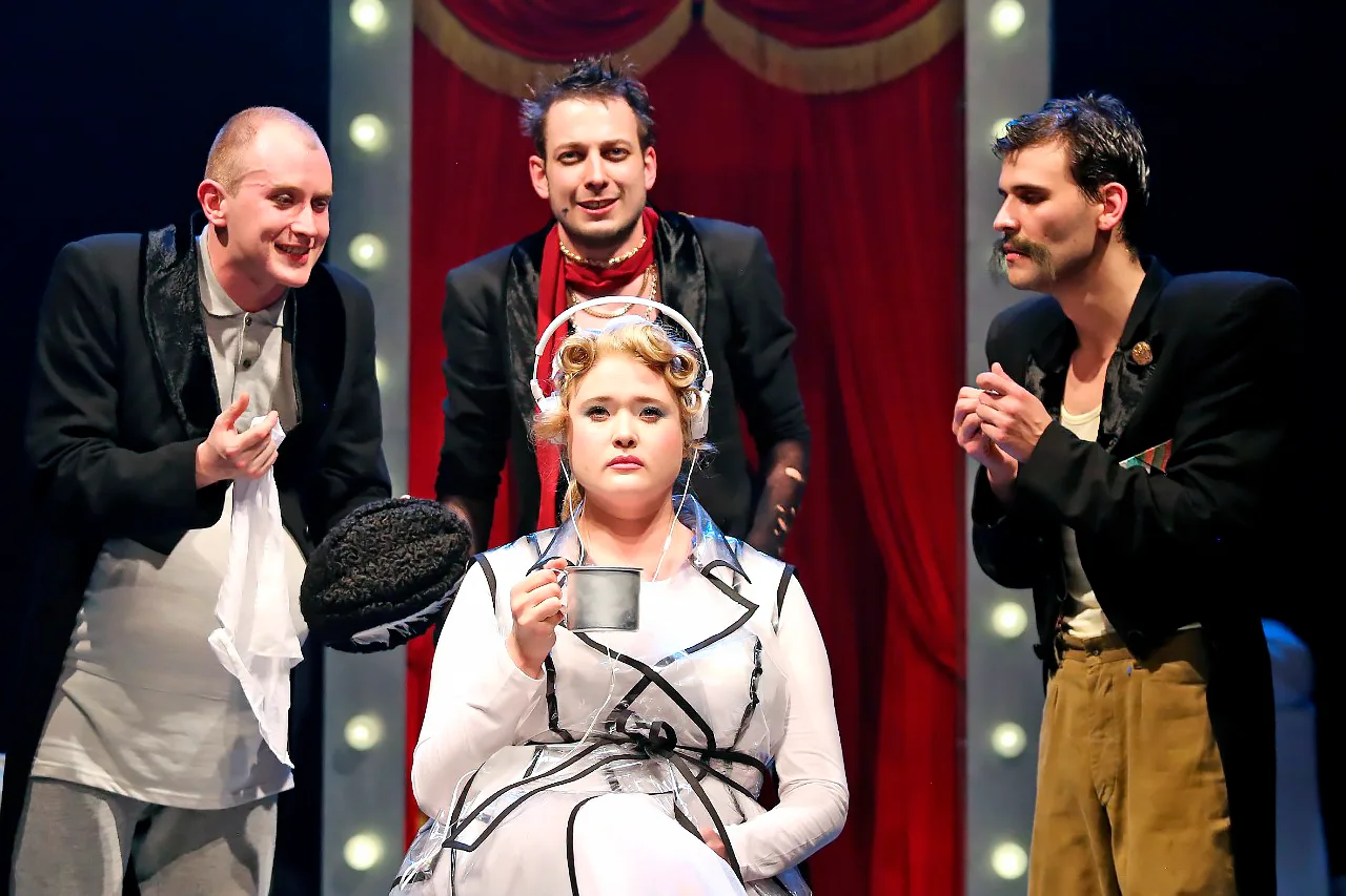 Трое на качелях