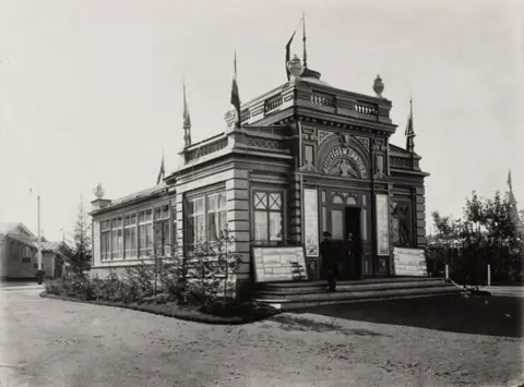 Экскурсия по выставке «Россия 1896. К юбилею Нижегородской промышленной и художественной выставки»