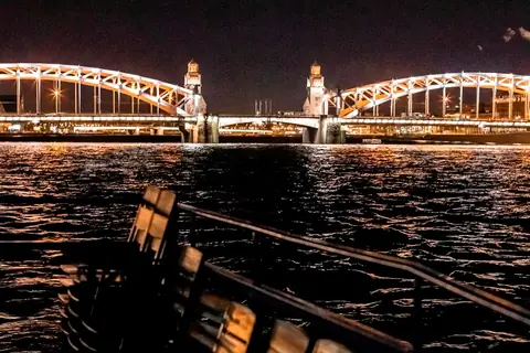 Ночной дискоход. Главная танцплощадка Невы под разводными мостами!
