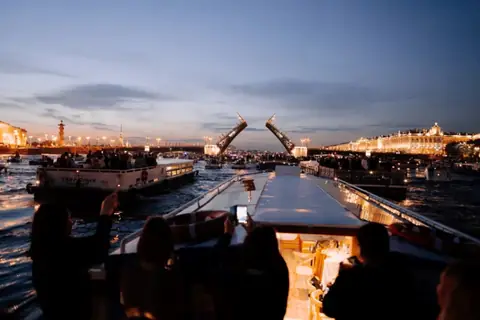 Три разводных моста — развод мостов от Петроградской стороны